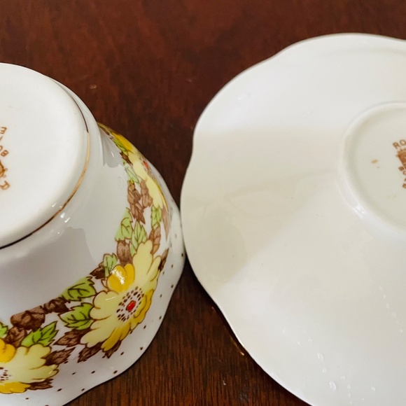 Vintage Rosina-Queens China teacup and saucer set with yellow flowers - Picture 5 of 6